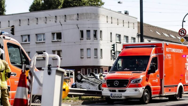 Düsseldorf-Derendorf: Auto überschlägt sich bei Unfall – sechs Personen verletzt