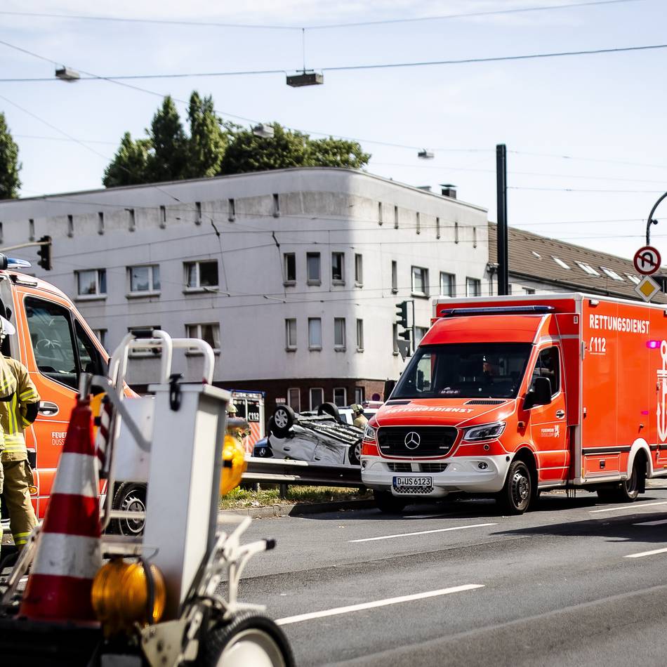 Düsseldorf-Derendorf: Auto überschlägt sich bei Unfall – sechs Personen verletzt