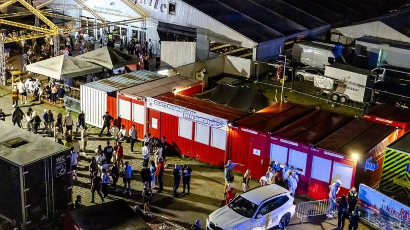 Querschläger trifft Besucher: Explosion bei Rheinkirmes-Feuerwerk – drei Kinder unter den Verletzten