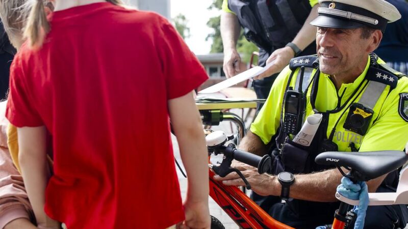Aktion in Düsseldorf-Garath: Ein Aufkleber aufs Rad als Diebstahlvorsorge