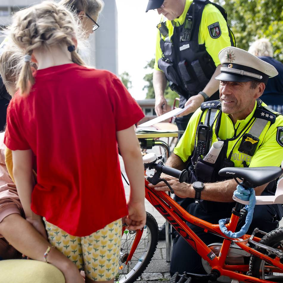 Aktion in Düsseldorf-Garath: Ein Aufkleber aufs Rad als Diebstahlvorsorge