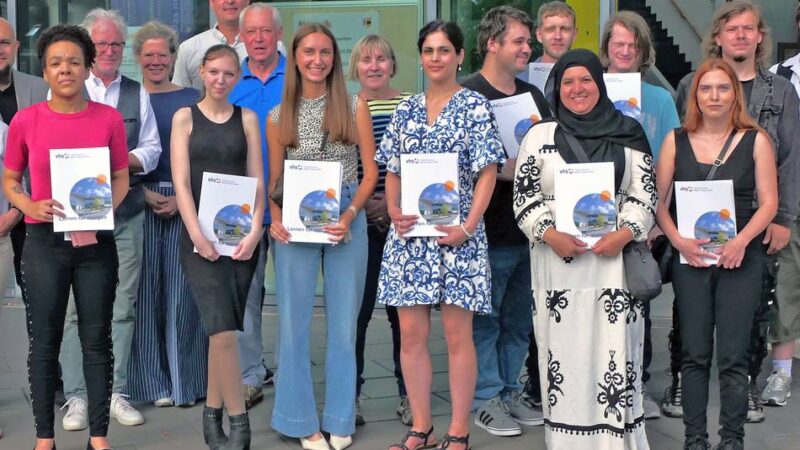 Abschluss in Moers: VHS-Abendschule – Absolventin aus Rheinberg schafft Note 1,0