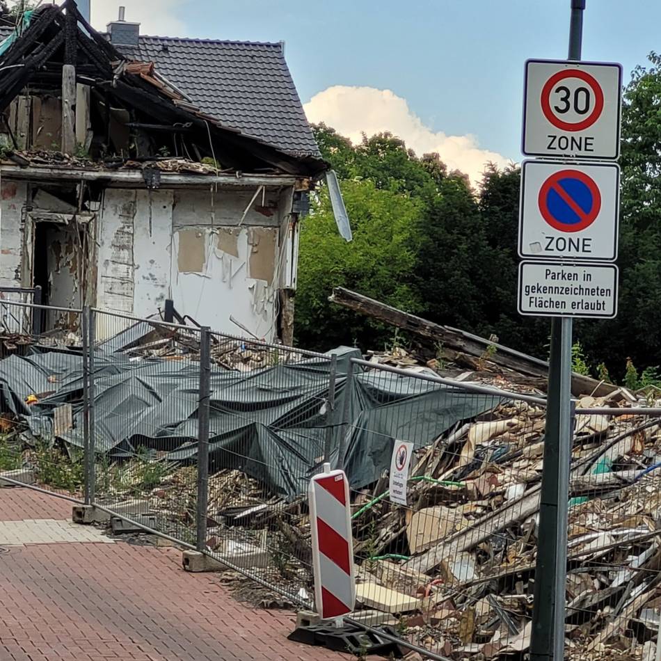 Wie geht’s in Hückeswagen mit der Entsorgung weiter?: Nichts tut sich am Schuttberg der Brandruine Heidenstraße