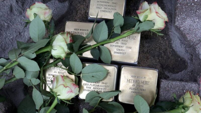Gedenken in Krefeld: Sechs neue Stolpersteine für die City