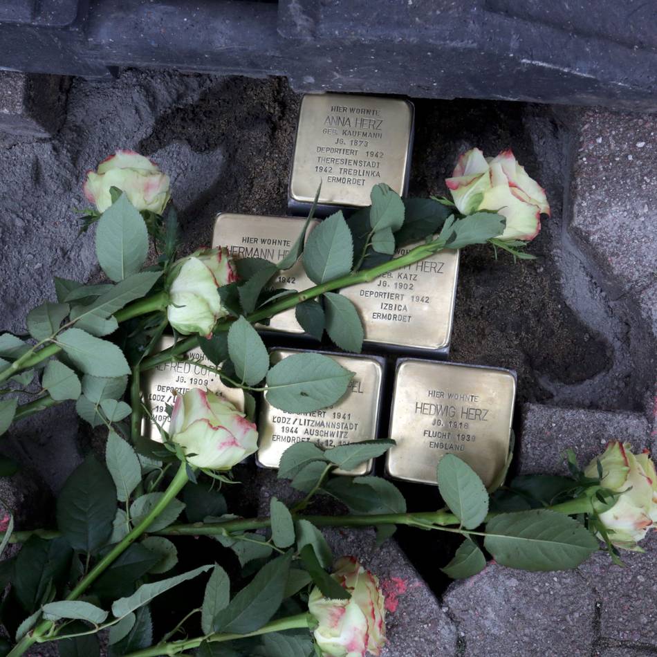 Gedenken in Krefeld: Sechs neue Stolpersteine für die City