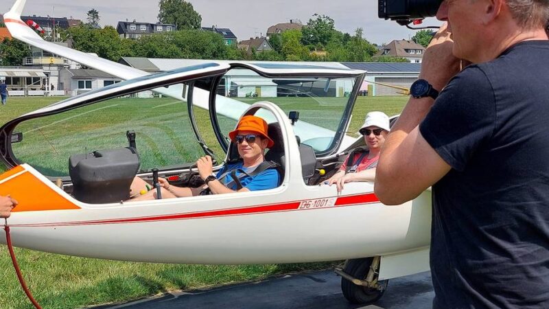 WDR-Dreharbeiten am Neye-Flugplatz Wipperfürth: Einmal in die Luft gehen für die Maus