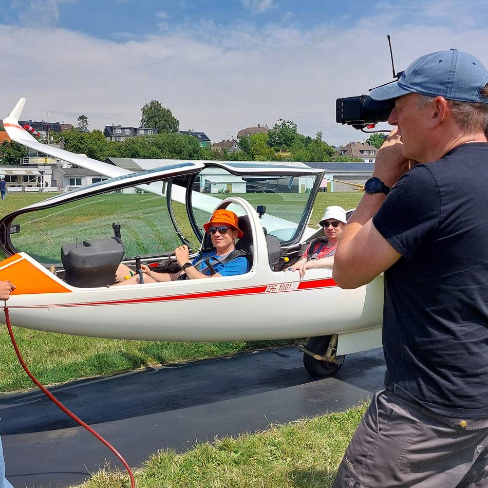 WDR-Dreharbeiten am Neye-Flugplatz Wipperfürth: Einmal in die Luft gehen für die Maus