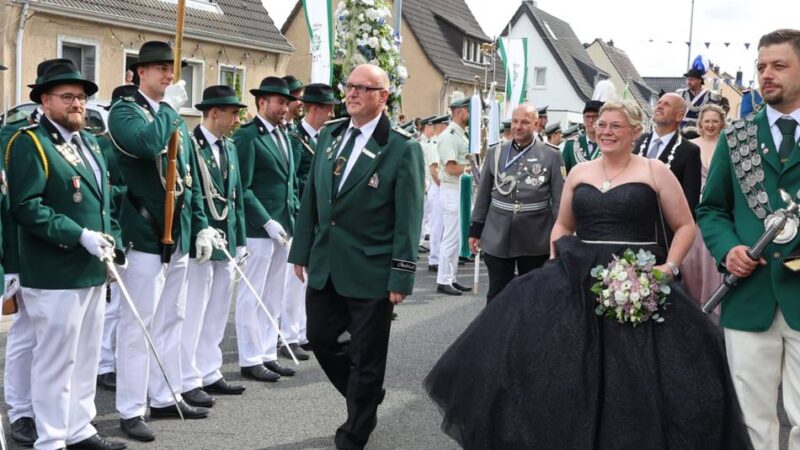 Brauchtum in Grevenbroich: Volles Zelt und gute Laune beim Schützenfest in Orken