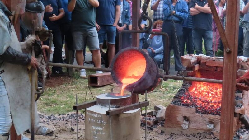 Zwei Tage Arbeit neben der Johanneskapelle: Hinsbecker Schützen feiern Guss der neuen Glocke