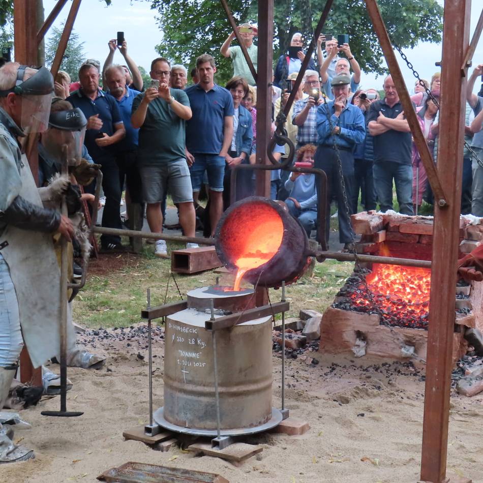 Zwei Tage Arbeit neben der Johanneskapelle: Hinsbecker Schützen feiern Guss der neuen Glocke
