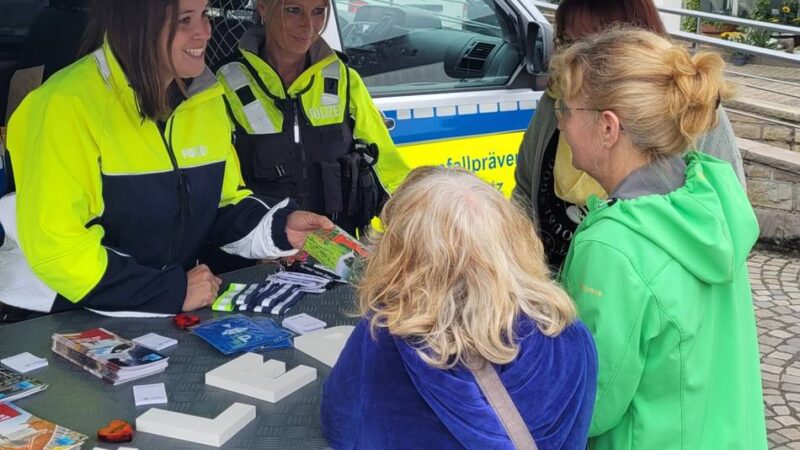Infostand der Polizei in Hückeswagen: Damit Ganoven den Urlaub nicht verderben