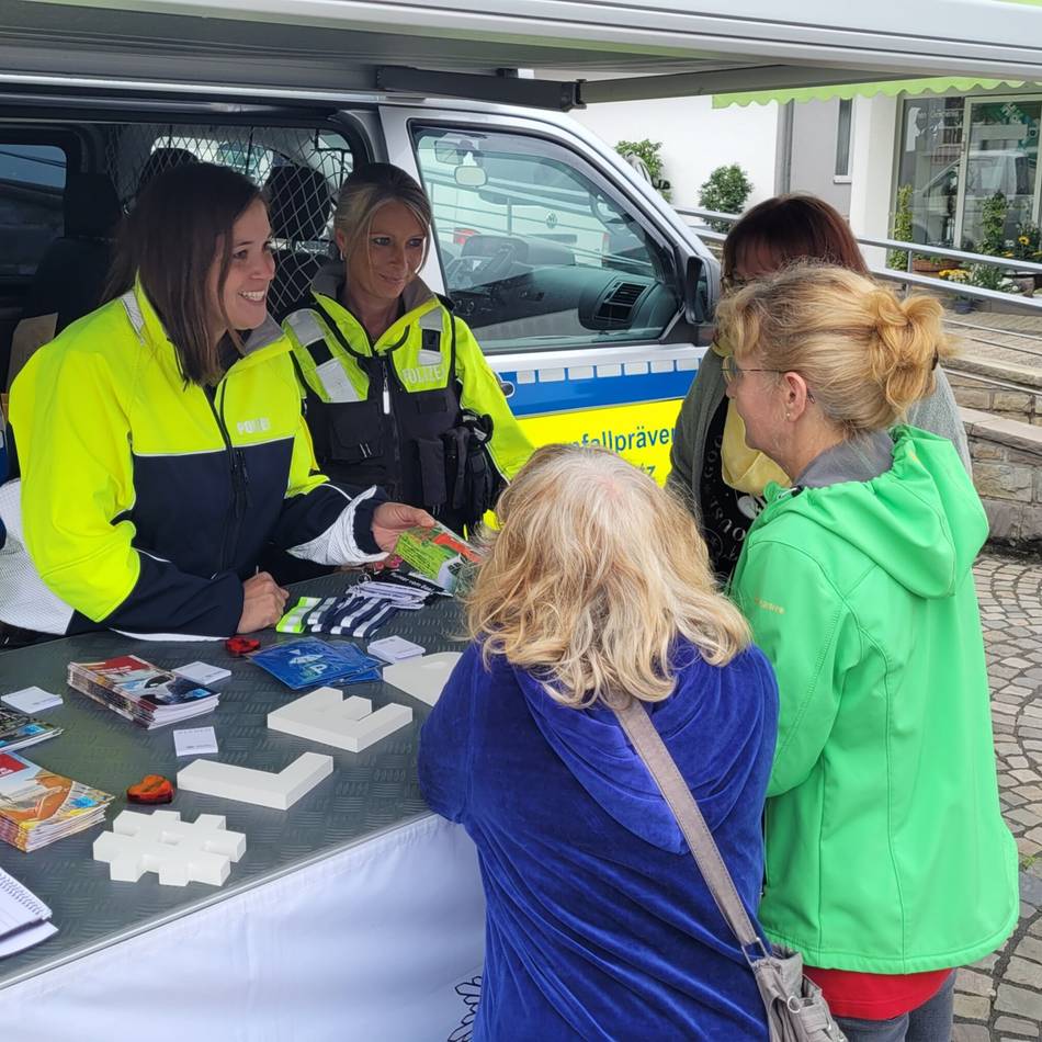 Infostand der Polizei in Hückeswagen: Damit Ganoven den Urlaub nicht verderben