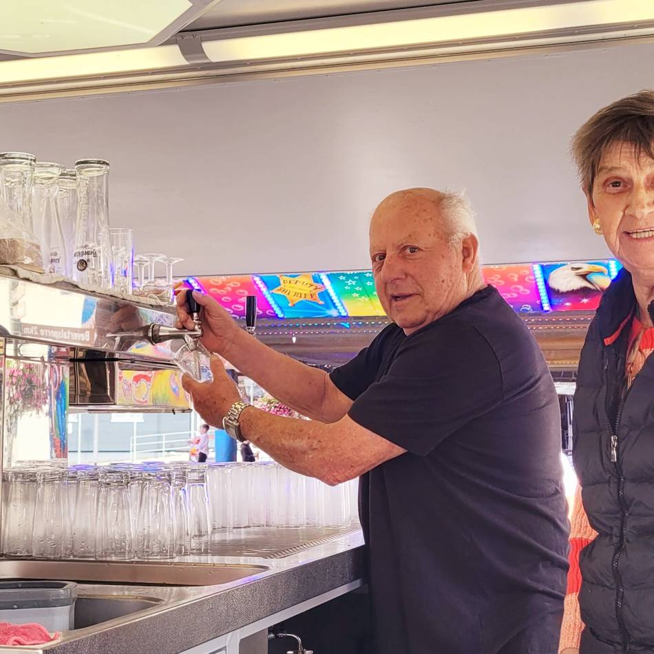 Gladbacher Paar kommt gerne nach Hückeswagen: Seit 40 Jahren hinterm Zapfhahn auf dem Schützenfest