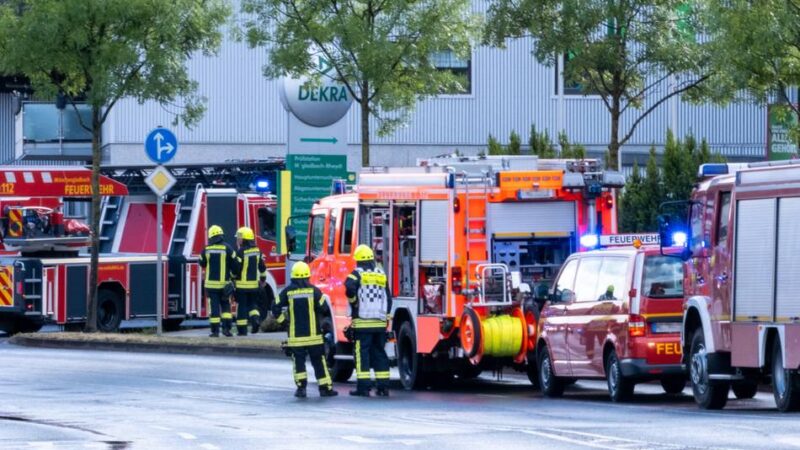 Einsatz in Mönchengladbach: Brand auf dem Gelände einer Autowerkstatt in Heyden