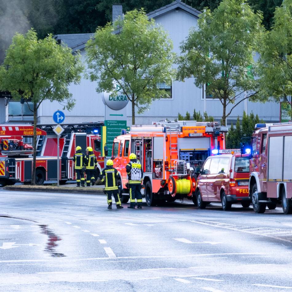 Einsatz in Mönchengladbach: Brand auf dem Gelände einer Autowerkstatt in Heyden