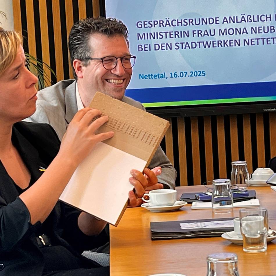 Sommertour der Ministerin: Mona Neubaur besucht die Nettetaler Stadtwerke