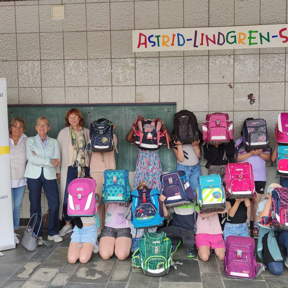 Aktion der Kaarster Soroptimistinnen: 60 Viertklässler spenden Schulranzen für bedürftige Kinder