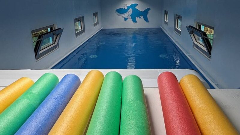 Mini-Becken aus Uerdingen: Kranenburger Kinder lernen schwimmen im Container