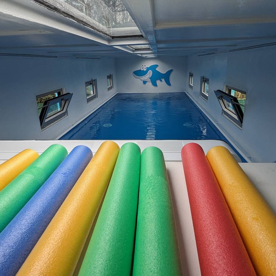 Mini-Becken aus Uerdingen: Kranenburger Kinder lernen schwimmen im Container