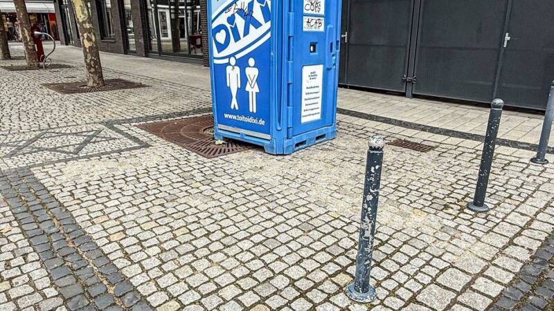 Erinnerungskultur in Grevenbroich: Stilles Örtchen inmitten eines Denkmals? Ärger über Dixi-Klo auf Synagogenplatz