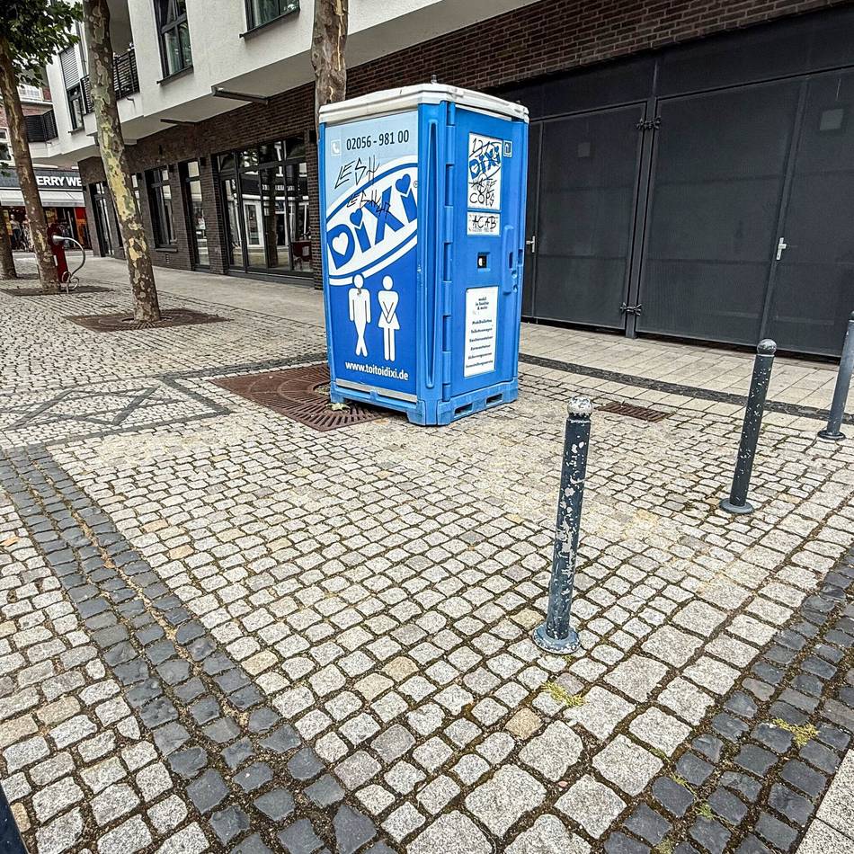 Erinnerungskultur in Grevenbroich: Stilles Örtchen inmitten eines Denkmals? Ärger über Dixi-Klo auf Synagogenplatz