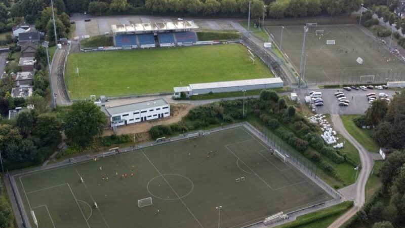 „Zurzeit schwimmen wir als Verein“: Kunstrasen am Bresserberg wird saniert – große Sorgen beim VfR Warbeyen