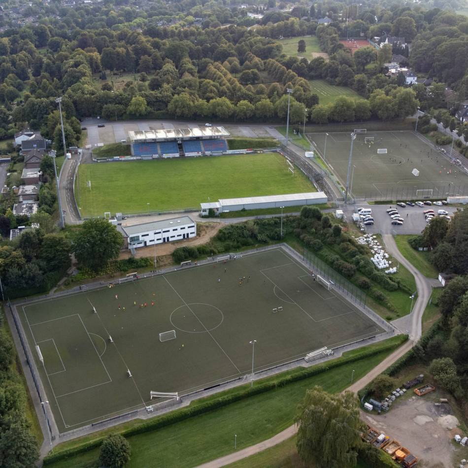 „Zurzeit schwimmen wir als Verein“: Kunstrasen am Bresserberg wird saniert – große Sorgen beim VfR Warbeyen