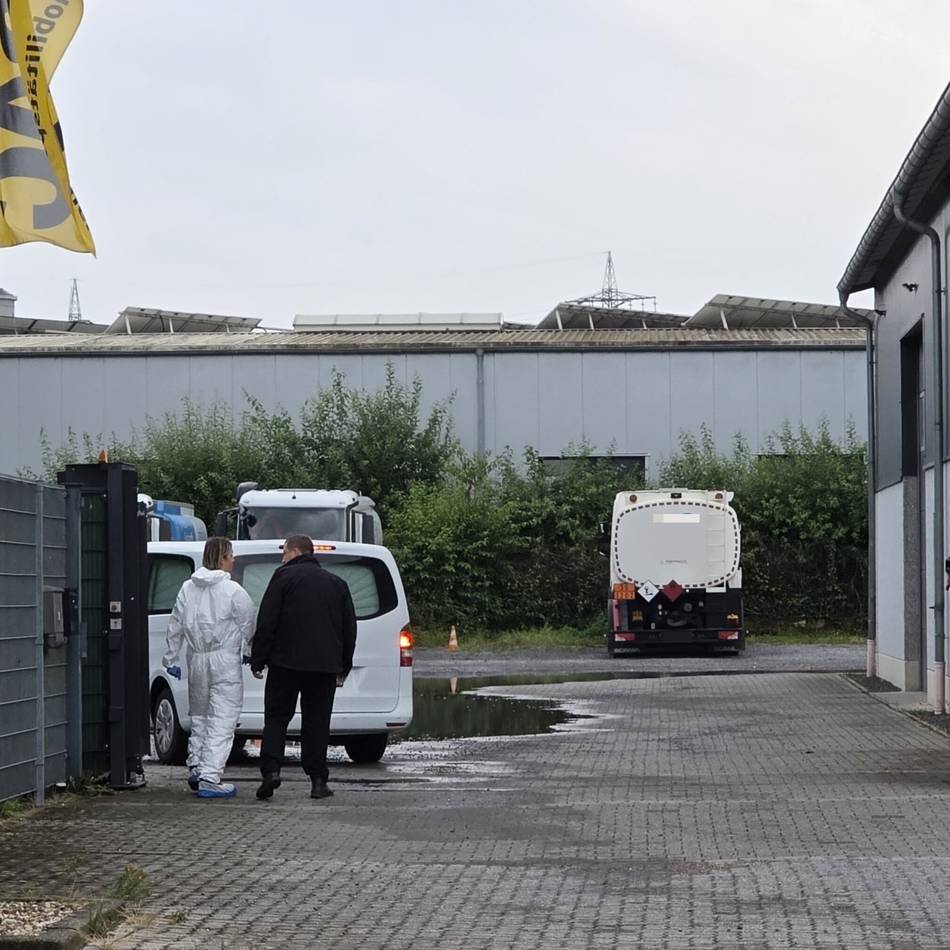 Grausiger Fund in Erkelenz: Polizei findet Leiche in Kofferraum von ausgebranntem Auto