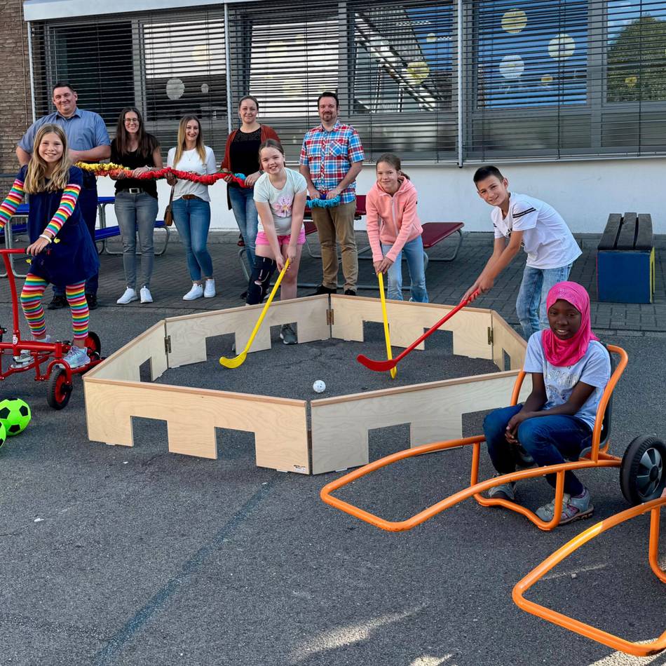 Mini-Hockeyfeld, Sulkys und Steproller: Neue Spielgeräte für die Marienschule in Nieukerk