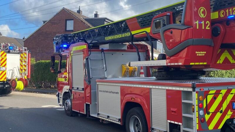 Feuerwehreinsatz in Monheim: Eine verletzte Person nach Küchenbrand in Baumberg