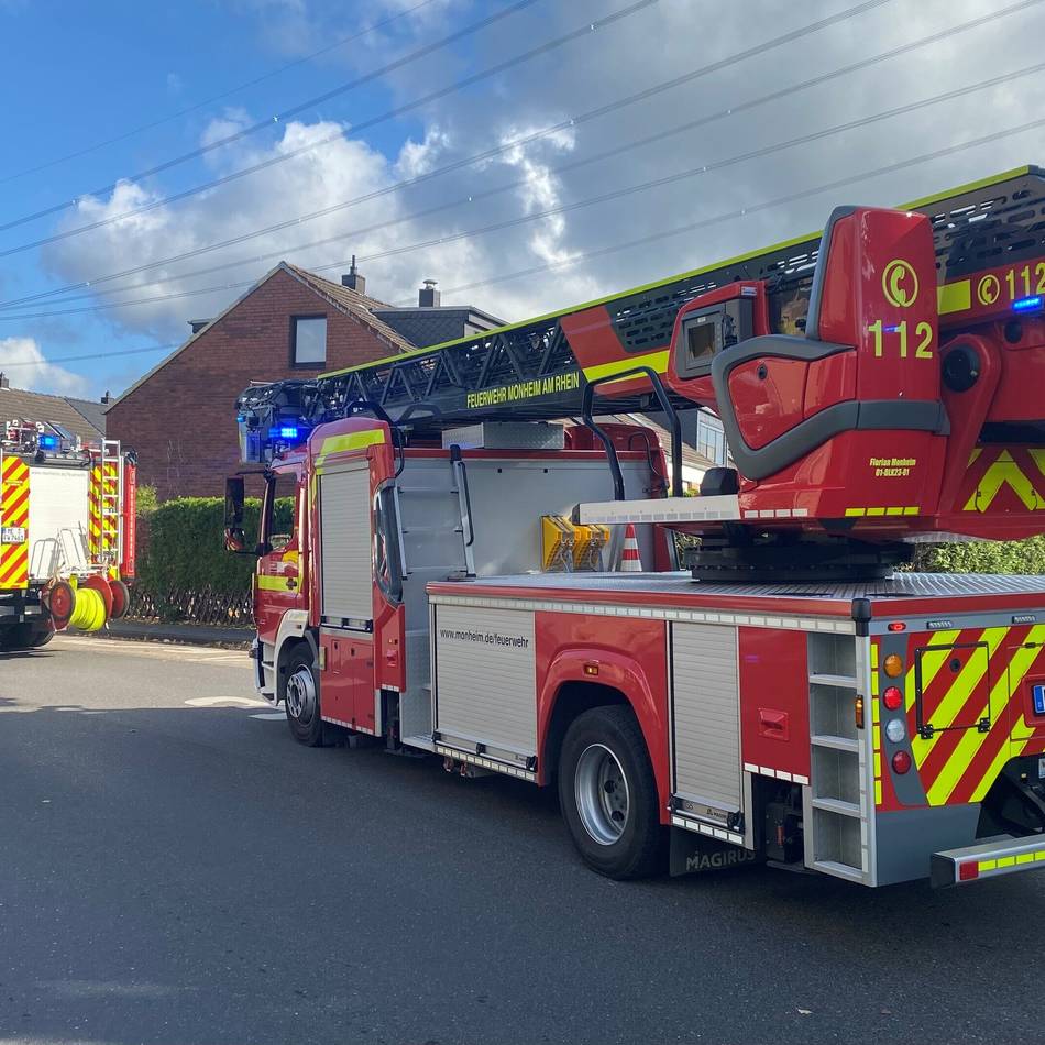 Feuerwehreinsatz in Monheim: Eine verletzte Person nach Küchenbrand in Baumberg