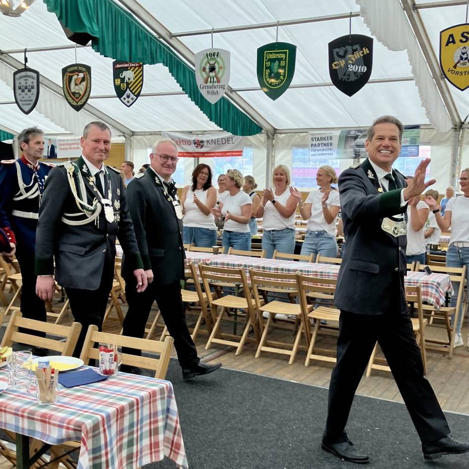 Schützenfest ASV Willich: Brotzeit mit Zirkus im Festzelt
