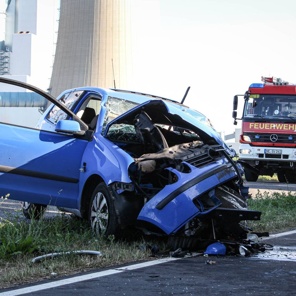 Zwei Rettungshubschrauber im Einsatz: Frontal-Crash nahe des Kraftwerks Neurath fordert vier Verletzte