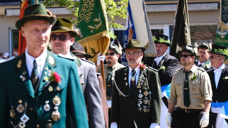 St. Sebastiani Bruderschaft Ratingen: Schützen feiern mit Zelt-Party und Festumzug