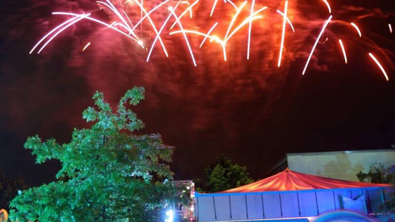 Stadtfest in Leverkusen: Feuerwerk über Opladen