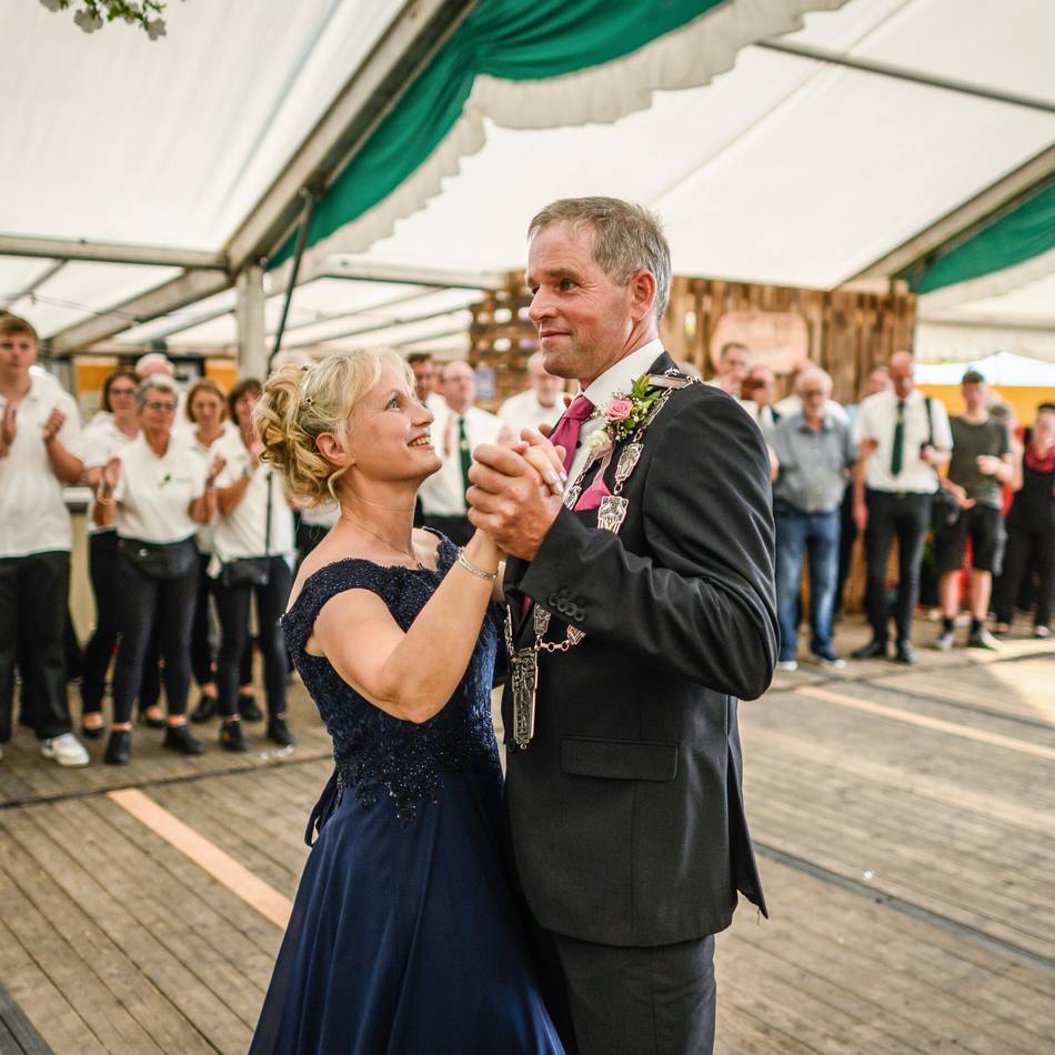 Schützen in Feierlaune: König im Jubiläumsjahr – Uedemerbruch feiert Thomas II. und Christiane I.