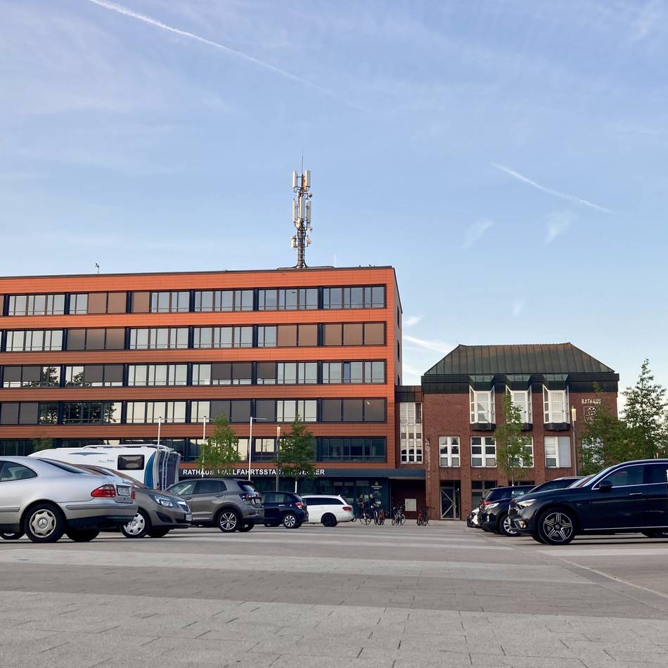 Neu gestaltet und schon gibt es Kritik: Chaotische Parksituation auf dem Peter-Plümpe-Platz