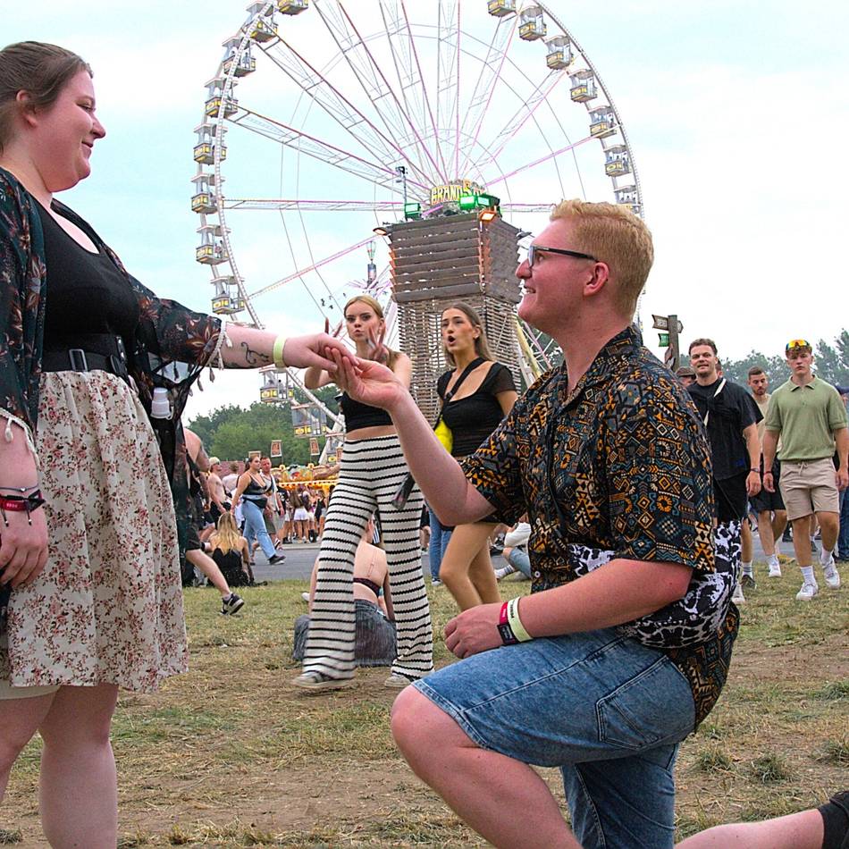 Pärchen aus Geldern: Heiratsantrag bei Parookaville – Luca geht auf die Knie und seine Anna sagt „Ja!“