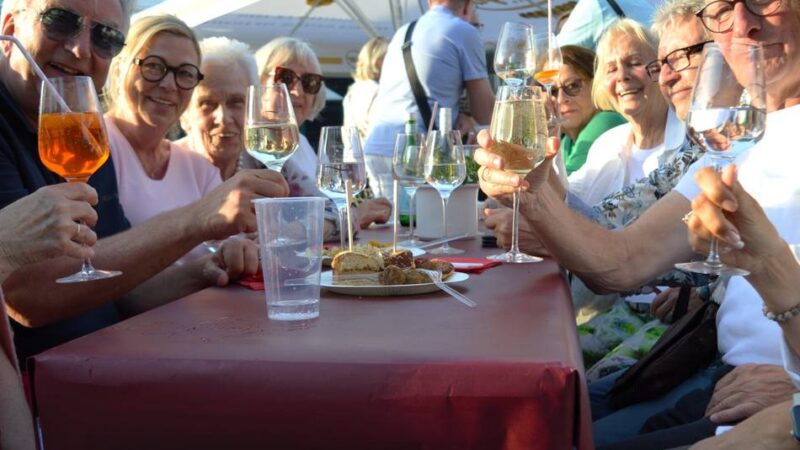 Marktplatz in Radevormwald: Feierabendmarkt: Angelverein bietet Räucherfisch an