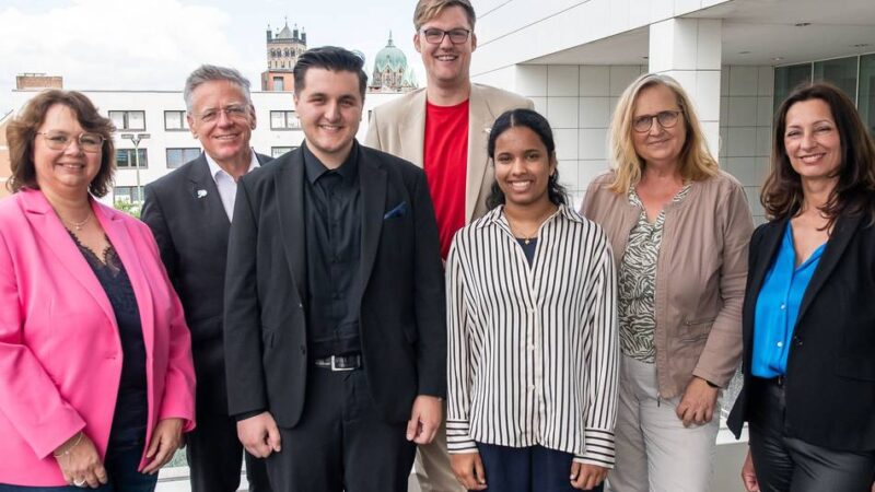 300 Euro pro Monat: Zwei Neusser erhalten Stipendium vom Rhein-Kreis