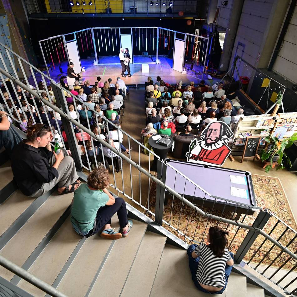 Shakespeare-Festival Neuss gastiert im Jugendzentrum: „Was ihr wollt“ tappt nicht in die Gender-Falle