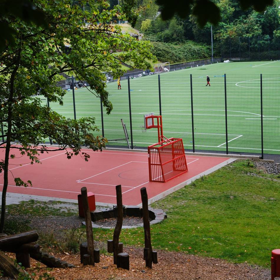 Anlage Talburgstraße in Heiligenhaus mit neuem Kunstrasen: Leuchtturmprojekt für Freizeit und Sport