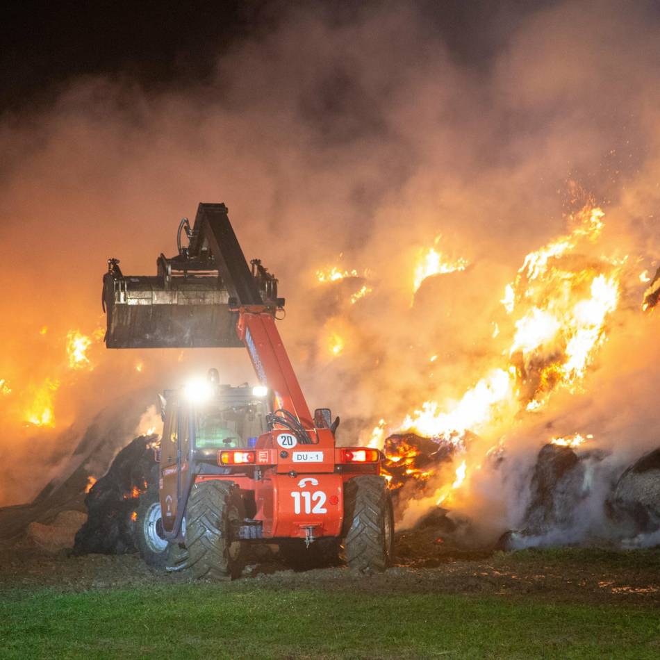 Hunderte Heuballen in Flammen: Duisburger Feuerwehrmänner sollen Brände erst gelegt und dann gelöscht haben