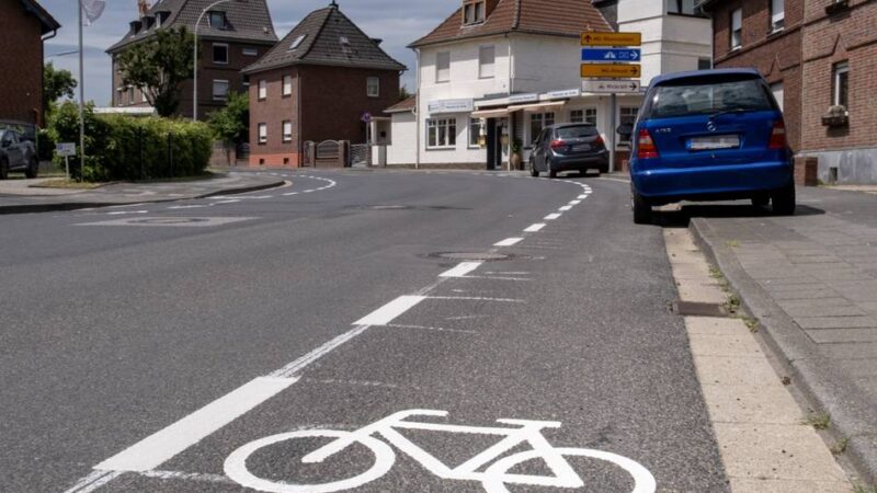 Bezirksvertreter wollten sie nicht: Stadt lässt umstrittene Radstreifen in Wickrath markieren