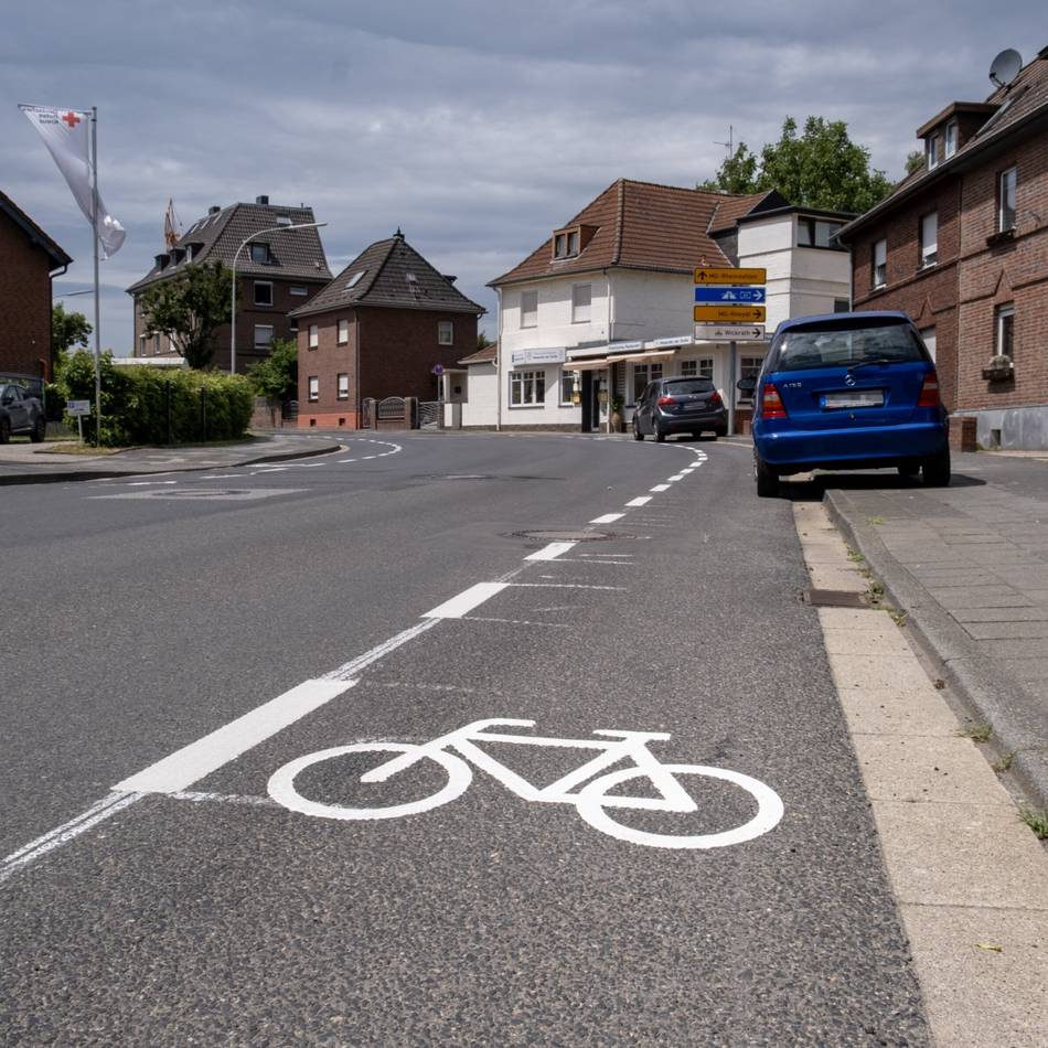 Bezirksvertreter wollten sie nicht: Stadt lässt umstrittene Radstreifen in Wickrath markieren
