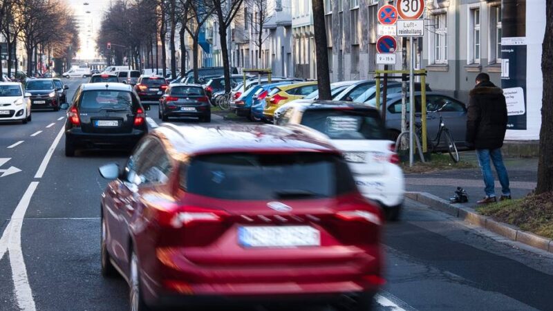 Urteil des Verwaltungsgerichts Düsseldorf: Düsseldorfer wollte Tempo 50 für E-Autos auf Merowingerstraße – Klage scheitert