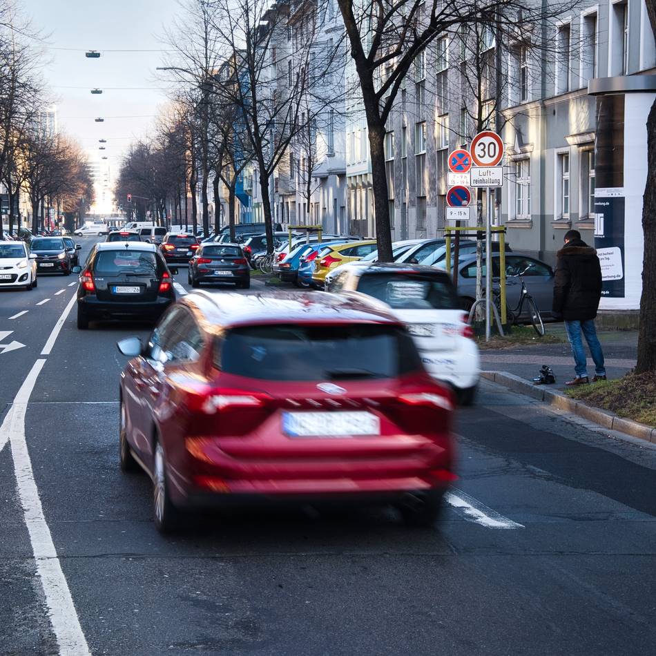 Urteil des Verwaltungsgerichts Düsseldorf: Düsseldorfer wollte Tempo 50 für E-Autos auf Merowingerstraße – Klage scheitert
