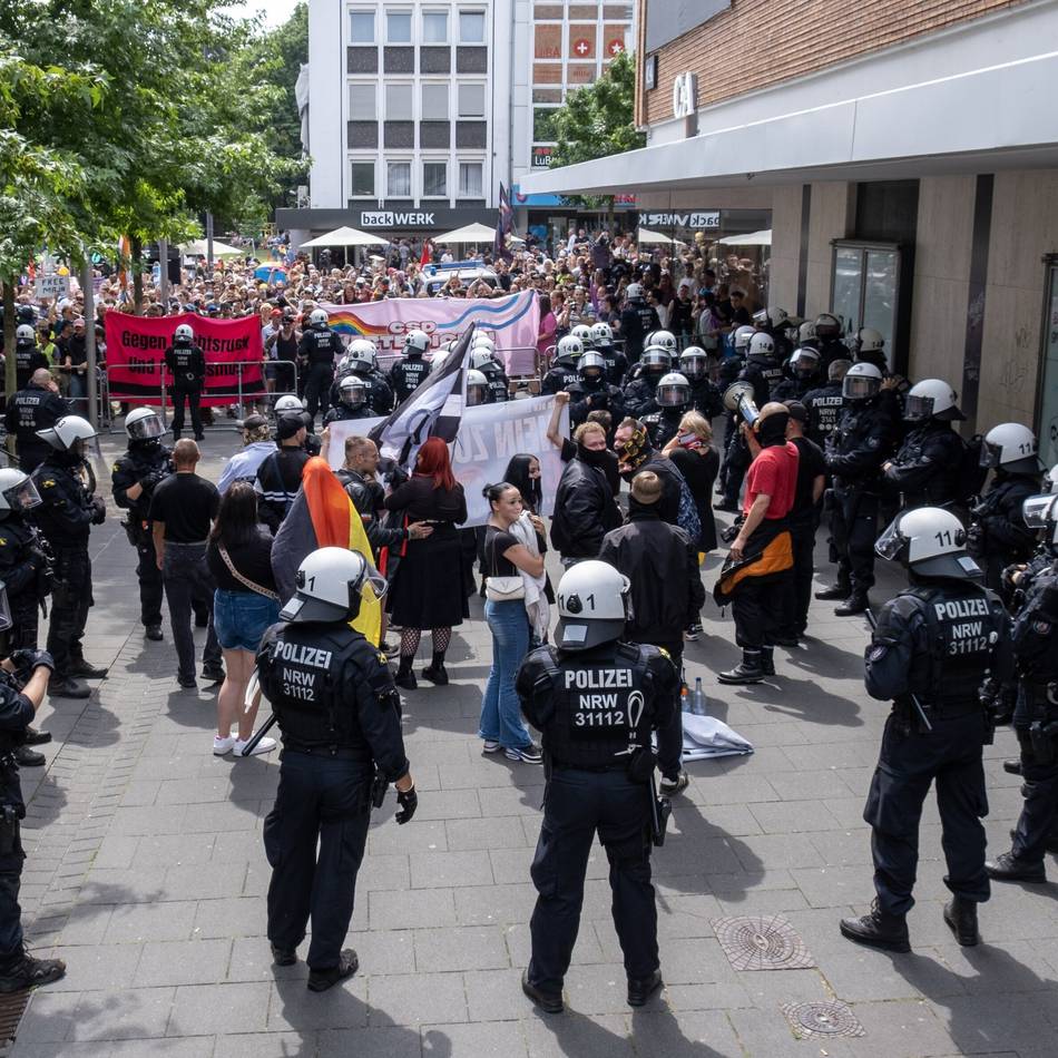 In der Gladbacher Innenstadt: CSD mit Hunderten trifft auf 19-köpfige Gegendemo