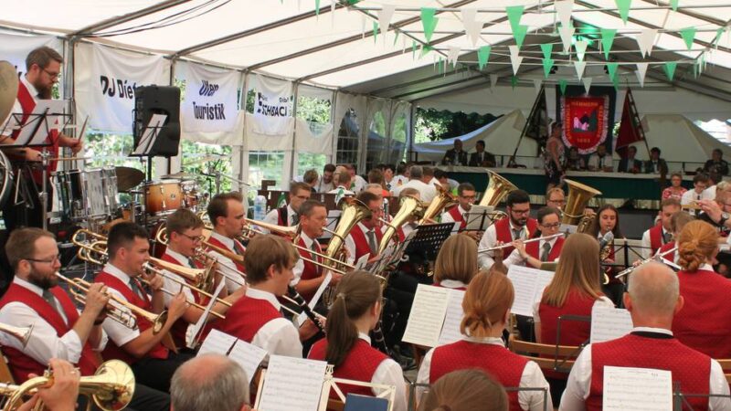 Schützenfest im Dorf zwischen Hückeswagen und Wipperfürth: Hämmeraner Schützen feiern drei Tage klein aber stimmungsvoll