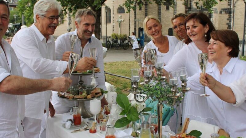 Zum zehnten Mal „Diner en Blanc“ in Neuss: „Geheimtreffen“ in Weiß auf dem Freithof